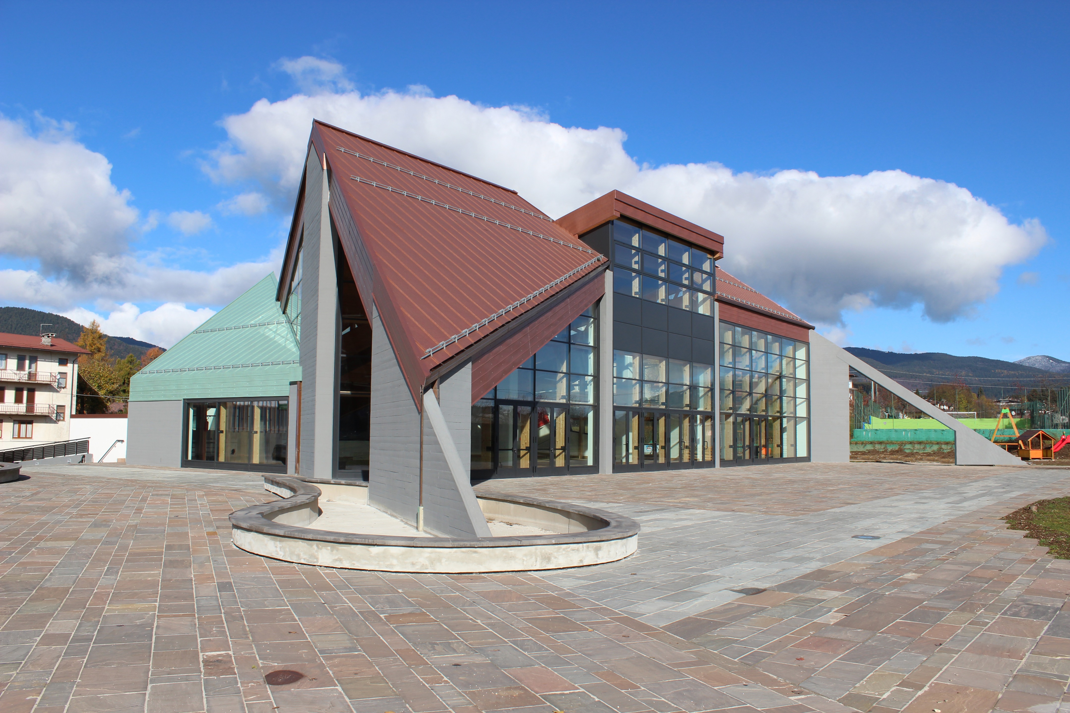 绿意盎然的多功能建筑与城市公园-0