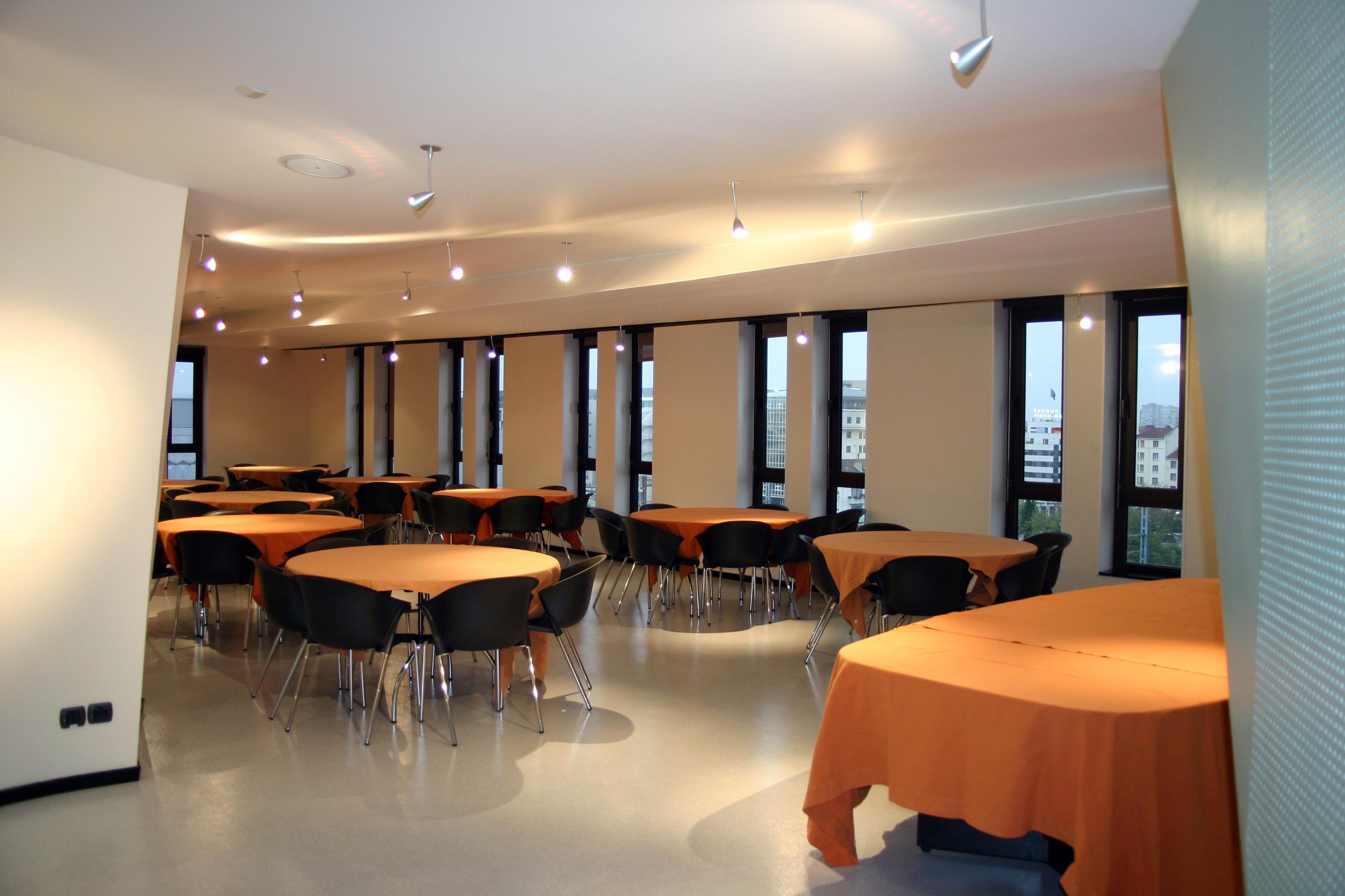 流线型玻璃墙打造舒适会议空间-7