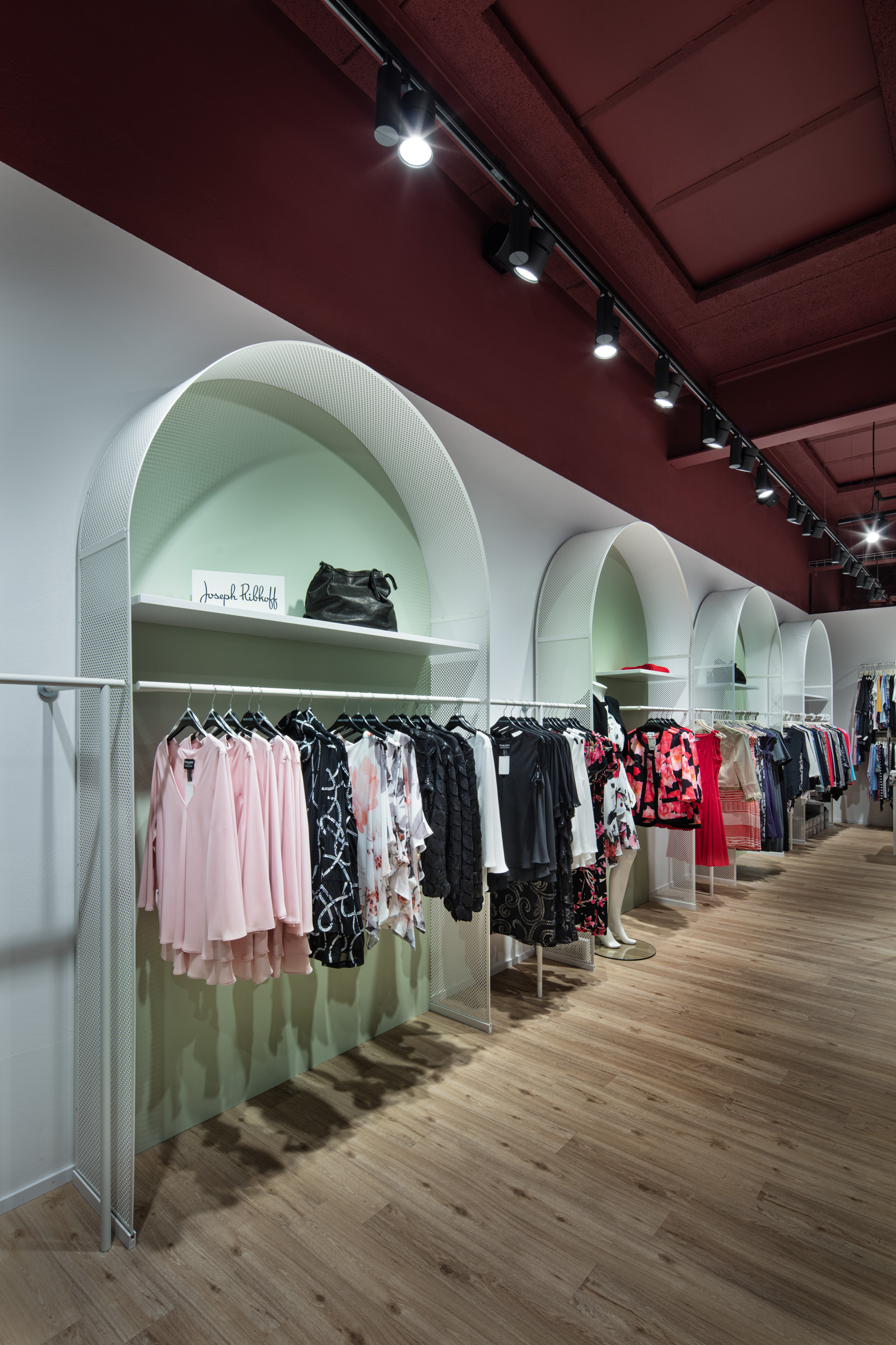 BONSAVER Mode AG 时尚店铺室内设计-7