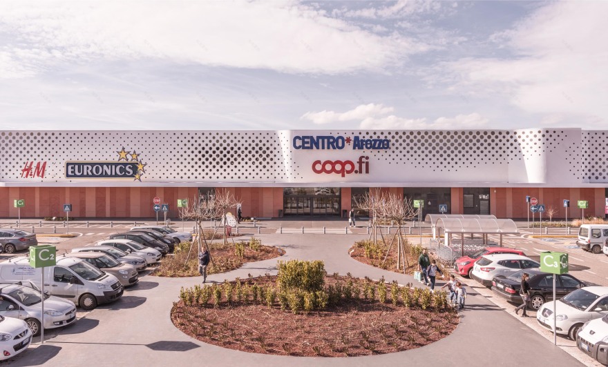 翻新后的意大利 Arezzo 中心 · 现代与传统融合的商业空间-12