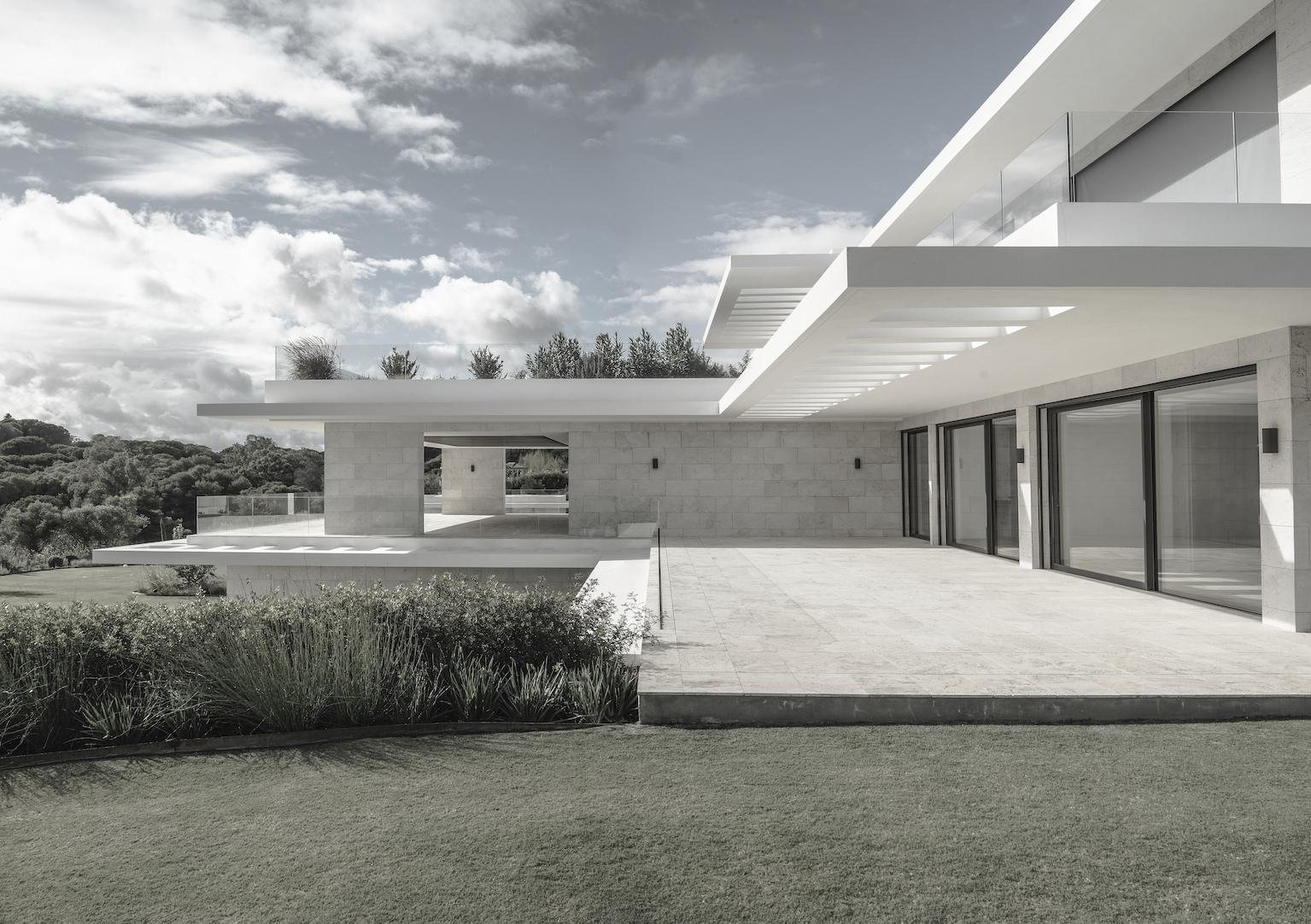 西班牙现代别墅设计，极致奢华与自然的融合-1