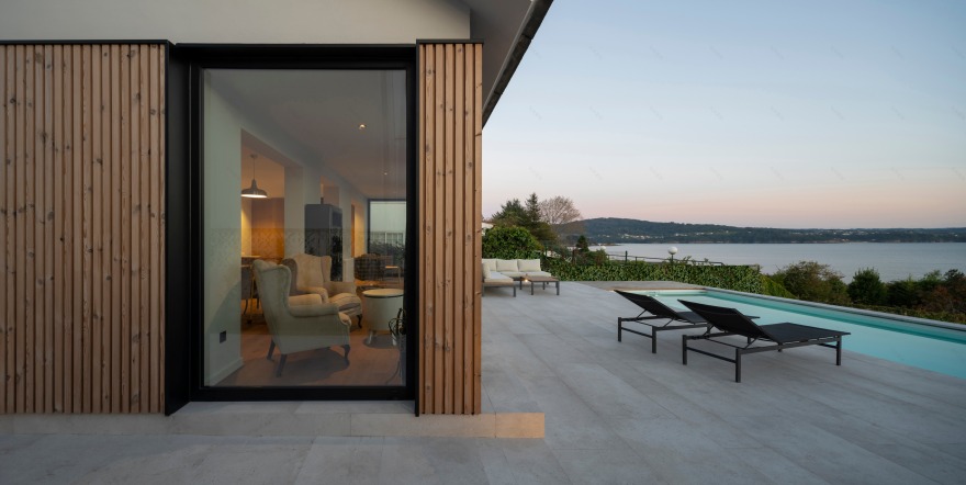 海景别墅的现代改革 | Díaz y Díaz Arquitectos 的 Ares 之家-0