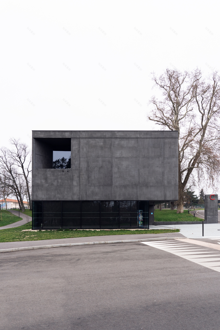 地形融入的黑色影院巨石-7