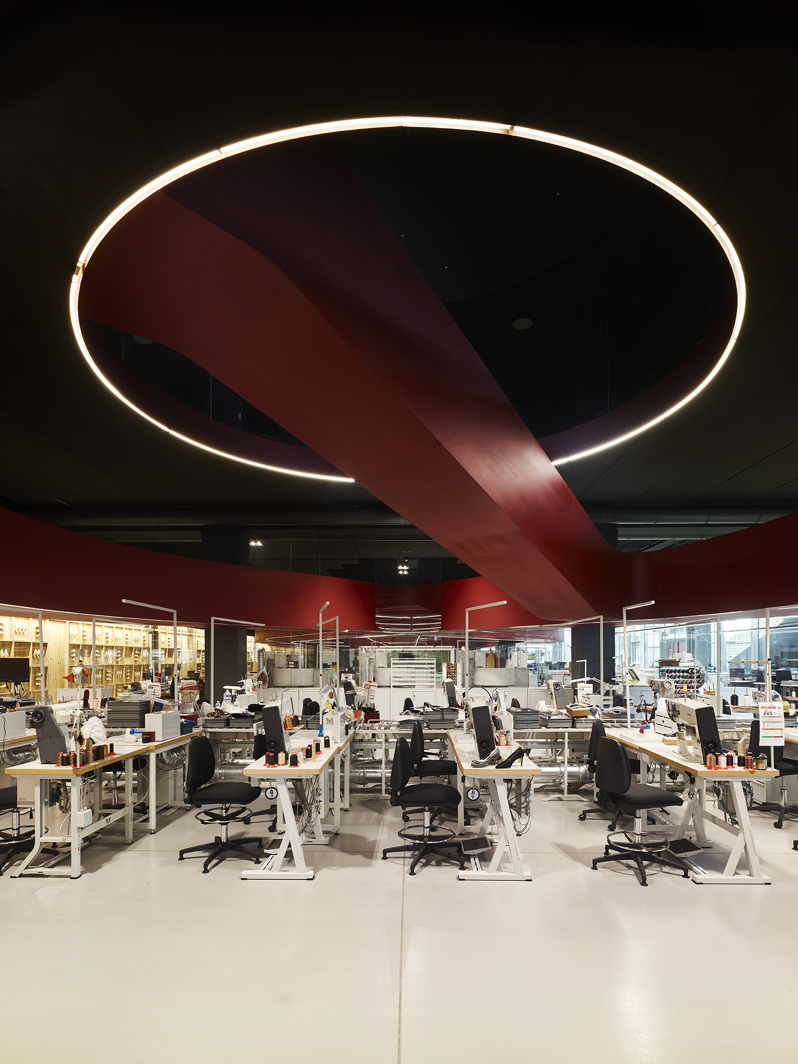Ferragamo 工厂变身时尚秀场,室内设计展现品牌魅力-3