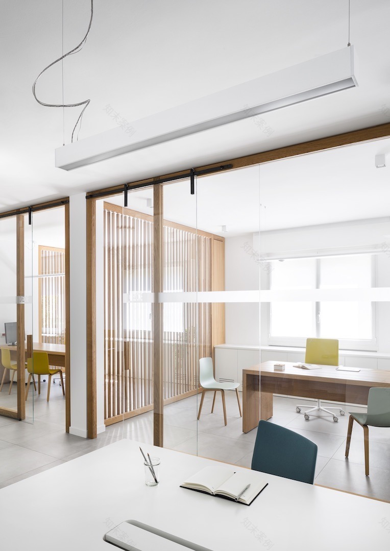 定制实木与玻璃结合,打造优雅办公空间-4