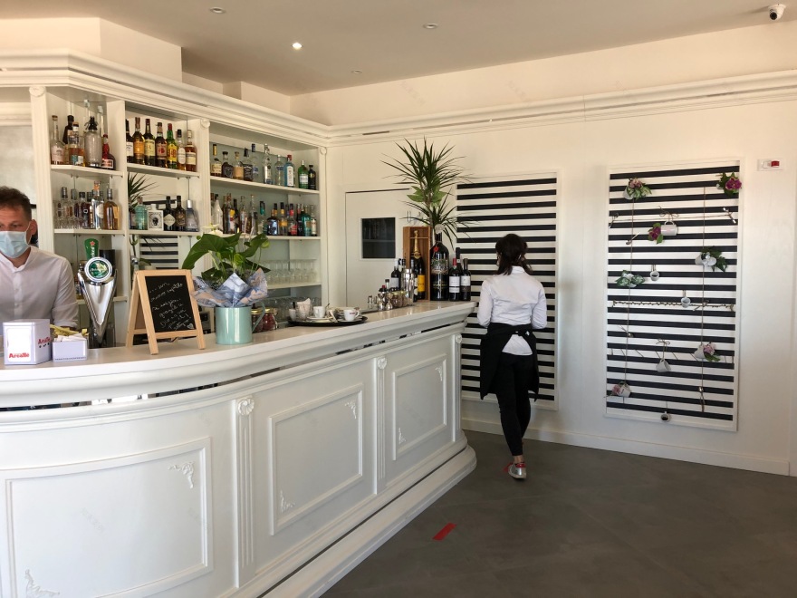 意大利海滨 Gelateria Ipanema 咖啡馆,现代与古典的完美融合-2