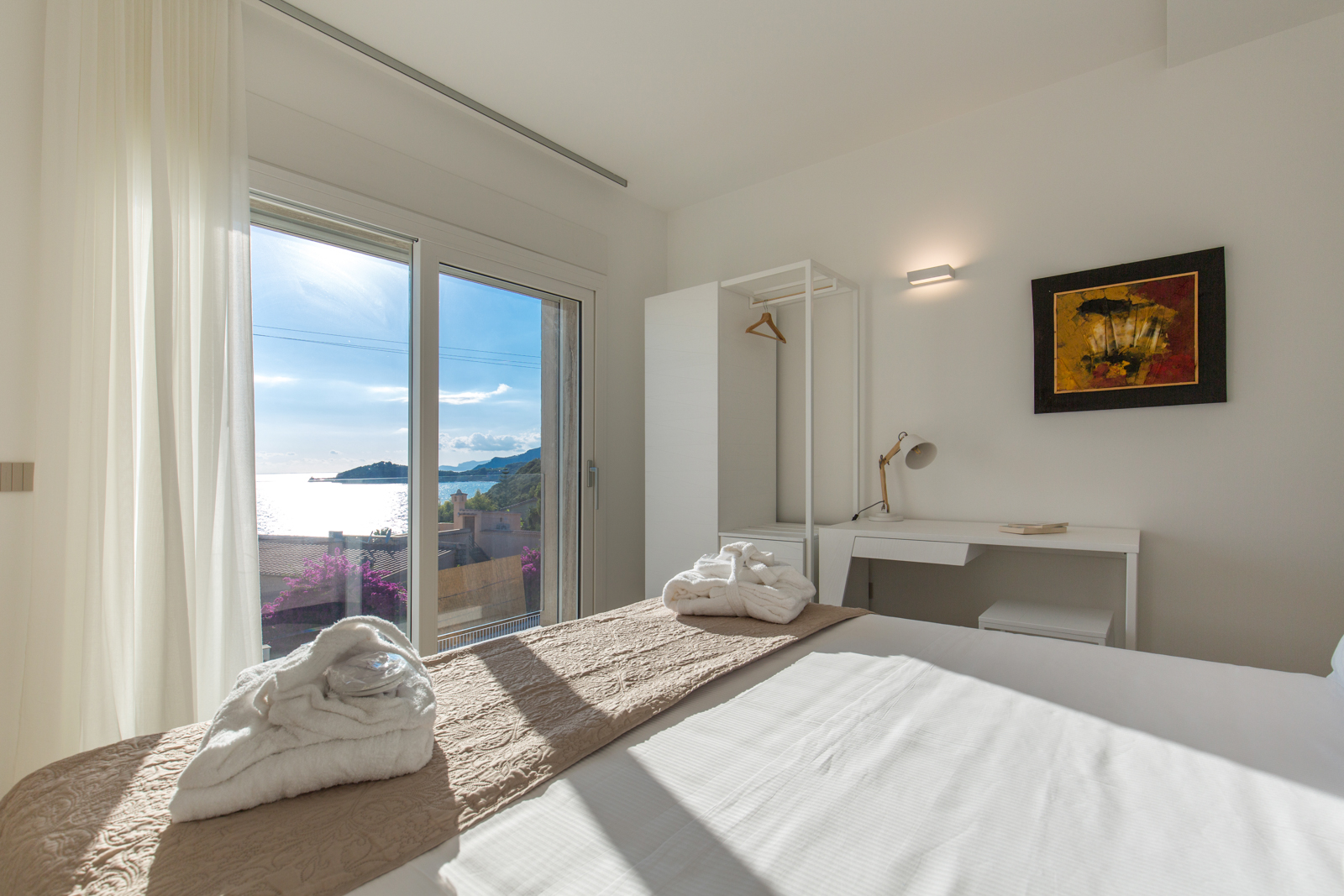 地中海风格别墅融入自然,展现双面魅力-11