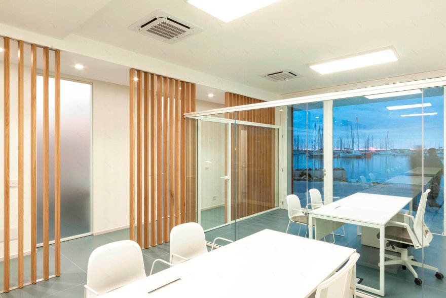 优化空间利用的意大利旅游港口办公室设计-21