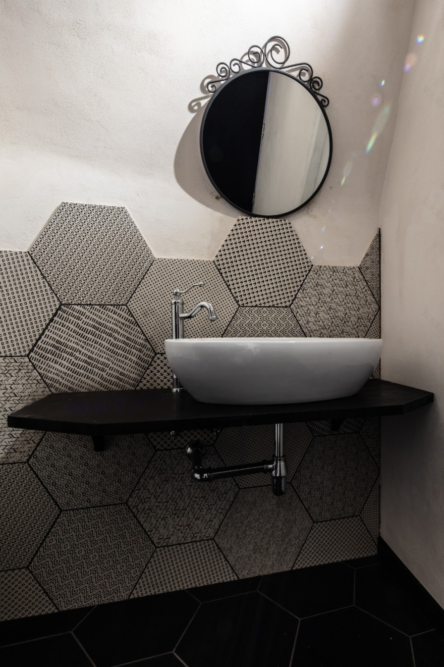 紧凑型鱼主题街头美食店设计-2