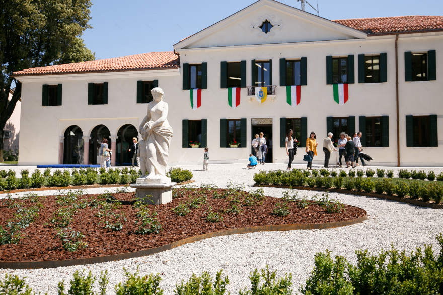 意大利古宅变身现代图书馆-2