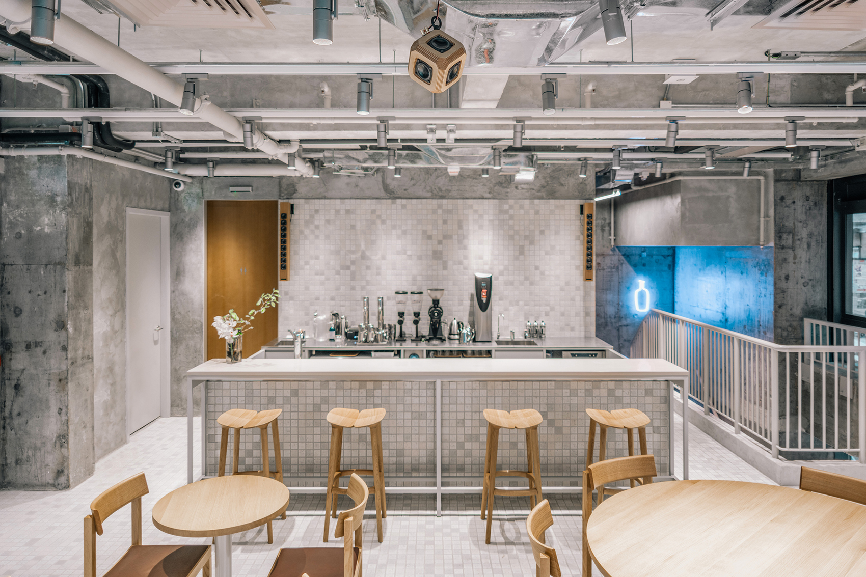 Blue Bottle咖啡馆，香港/瓷砖与混凝土营造出舒适的咖啡空间-9