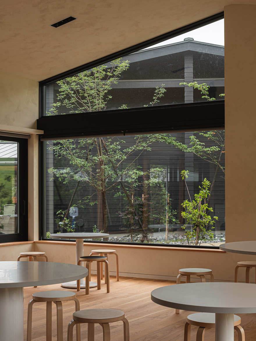 町田药师池公园“四季彩之森”游客中心,日本/运用村落般的建筑形式营造愉悦步行体验-71