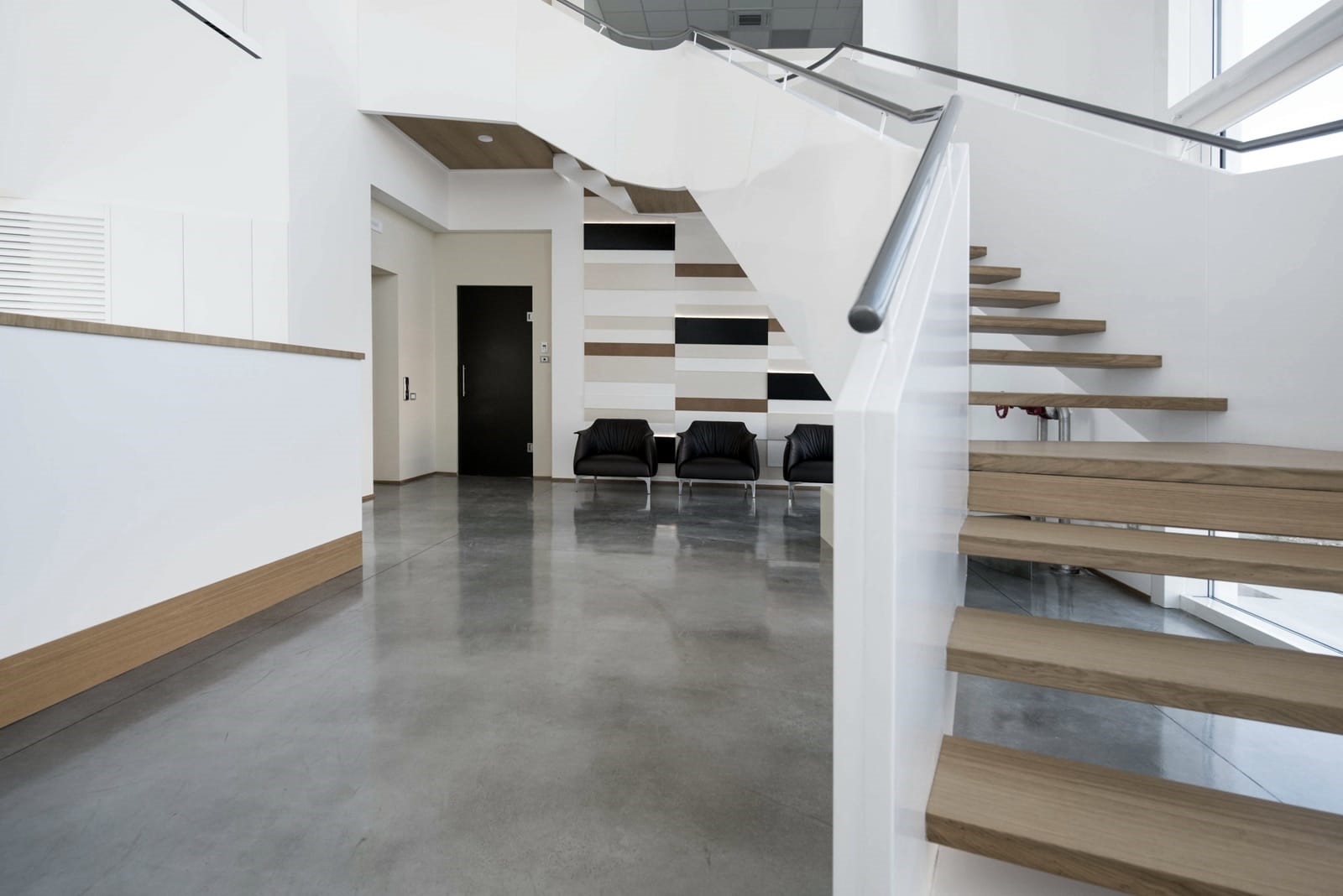 动态工厂入口,弧形楼梯与皮革墙壁的巧妙融合-3