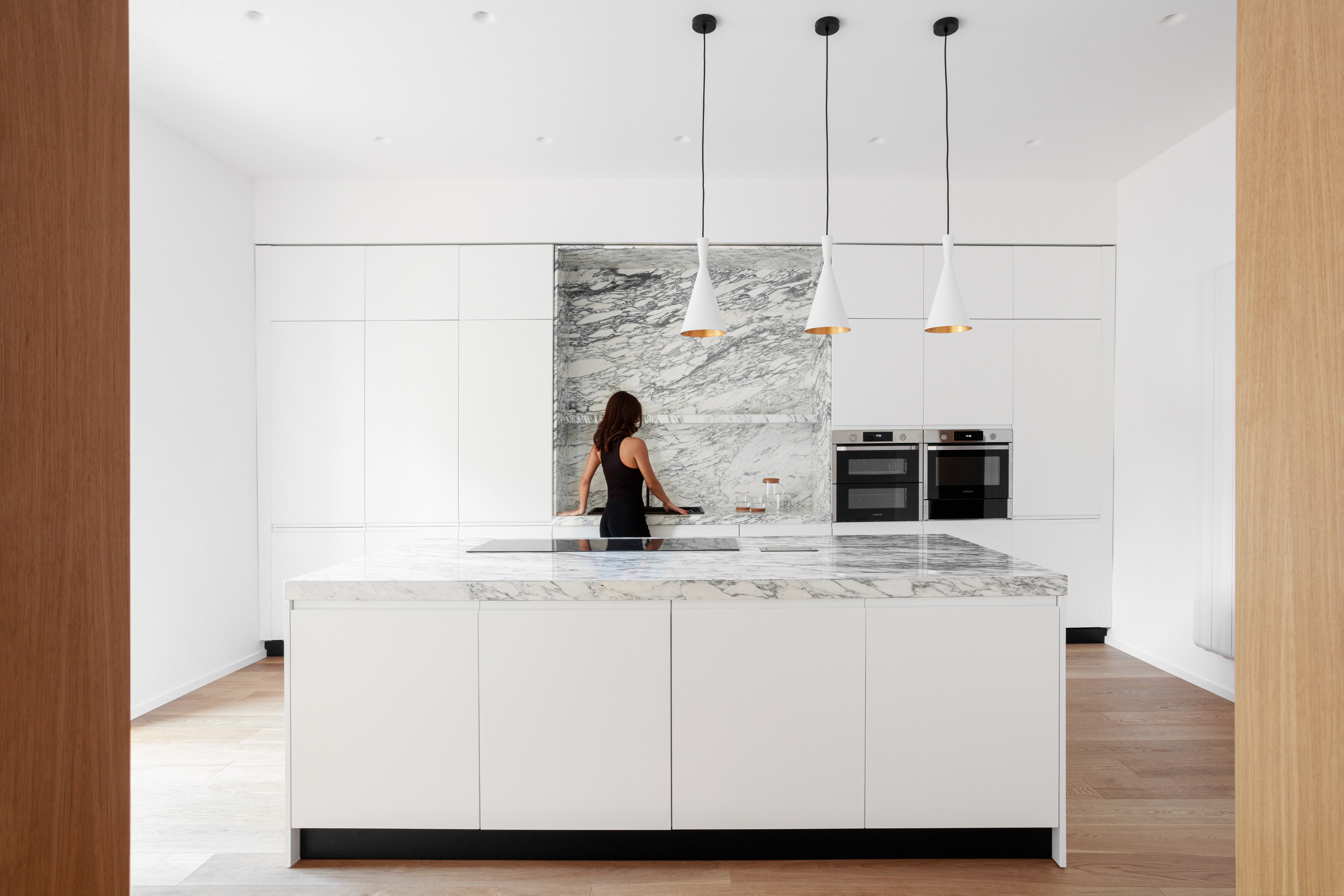 简约现代的 140 平米公寓 | 自然光与社交空间的完美融合-0