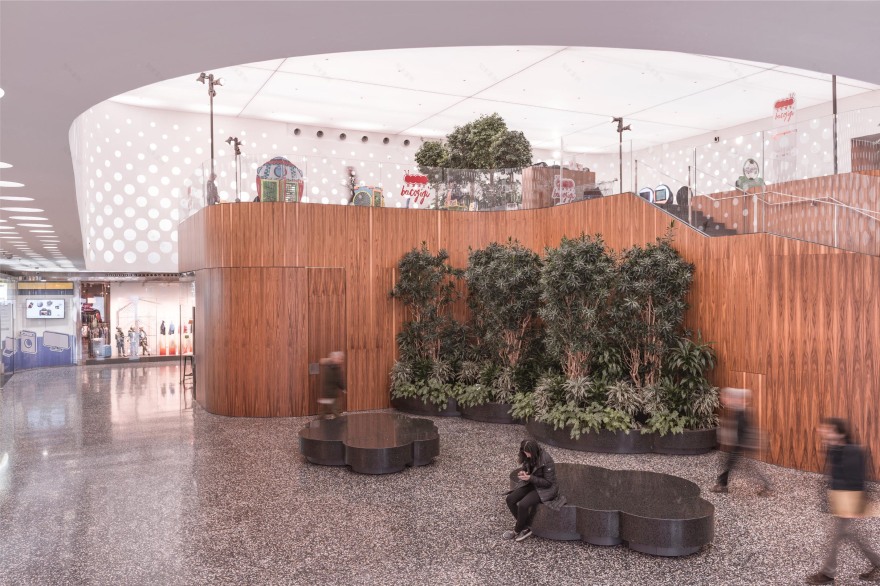 翻新后的意大利 Arezzo 中心 · 现代与传统融合的商业空间-14