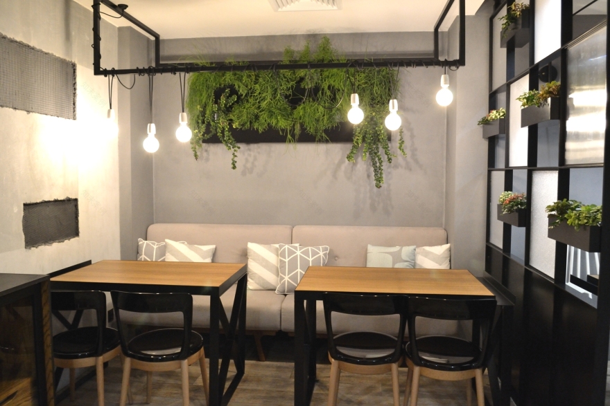乌克兰基辅“Honey”咖啡厅 | 欧式糕点与室内绿意的完美融合-23