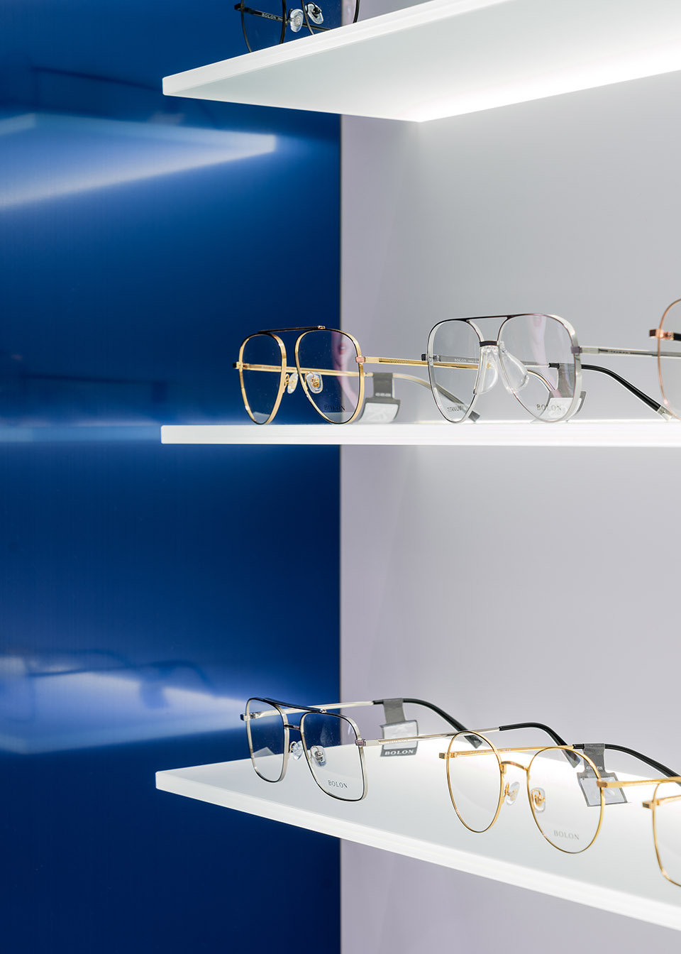暴龙眼镜店，厦门/镜面、橙色渐变的曲面玻璃隔断与蓝色拉丝不锈钢框架-45