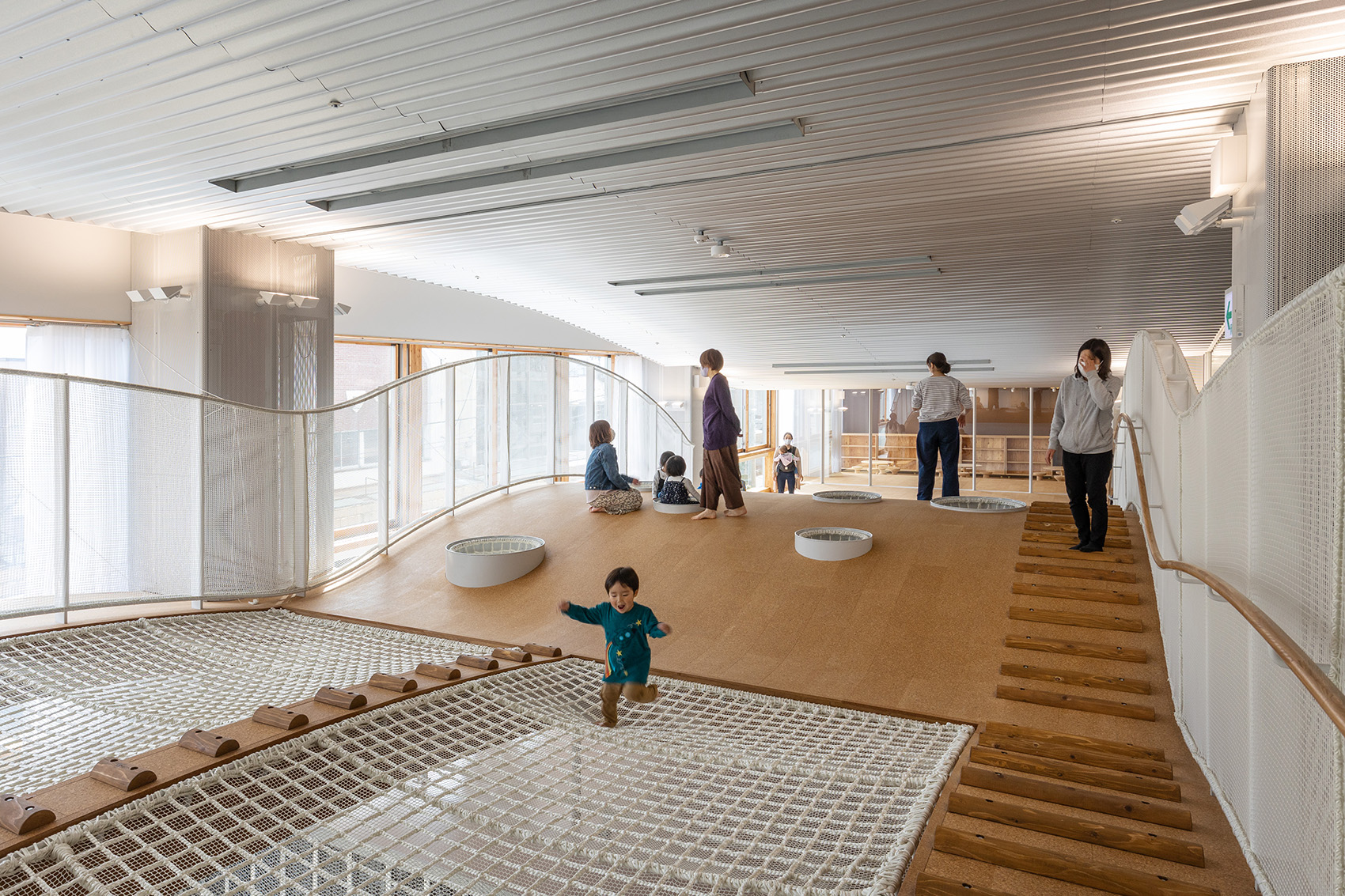 Kitakami儿童健康保障综合设施，日本/利用起伏天花与地面打造趣味空间-25