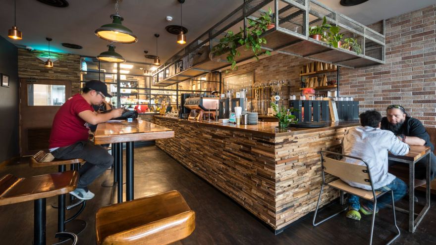 废木与铜的奢华碰撞——Liqui Studio 为 Brew 92 打造的中东风情咖啡店-1