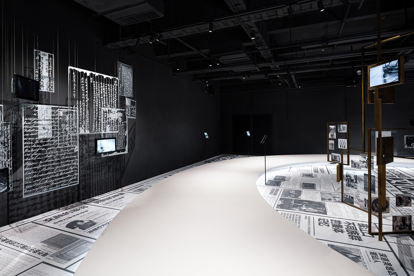 《万化同源》展览 | 超级报纸重织时空，打造全景式体验-34