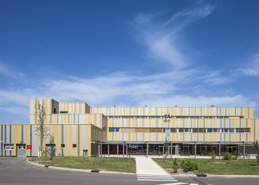 红蓝交织的消防训练中心-12