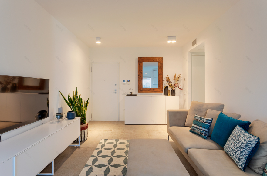 极简白色公寓,自然光线与设计完美融合-28