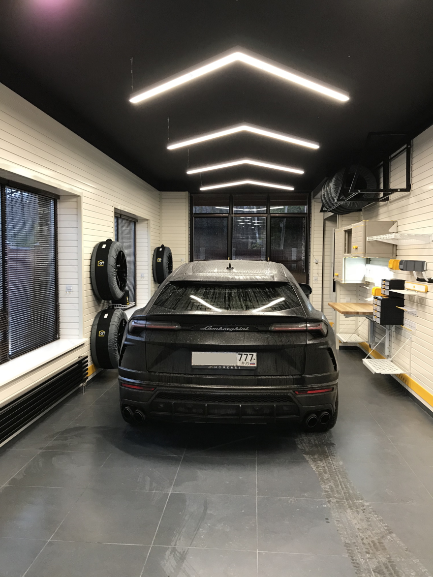 定制汽车美容车库,呈现独特照明设计-16