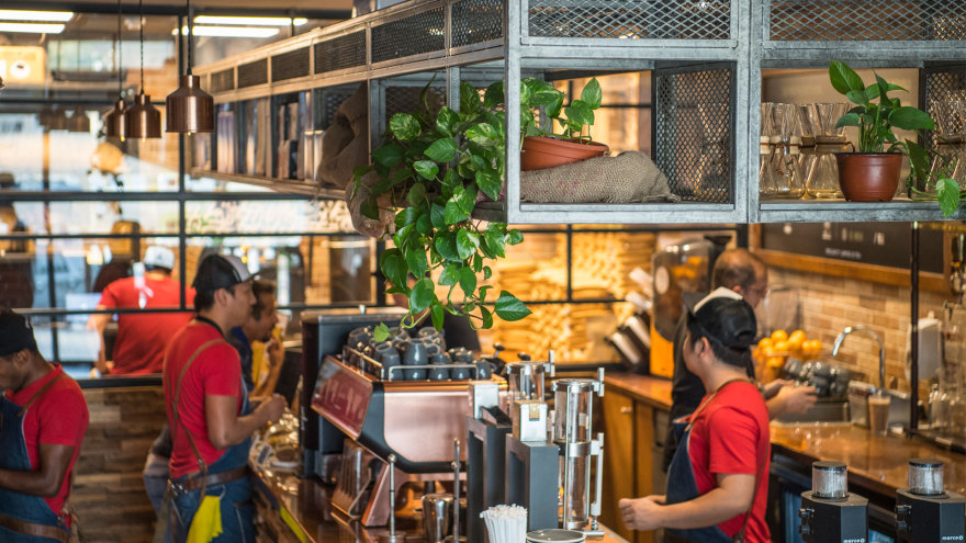 废木与铜的奢华碰撞——Liqui Studio 为 Brew 92 打造的中东风情咖啡店-2