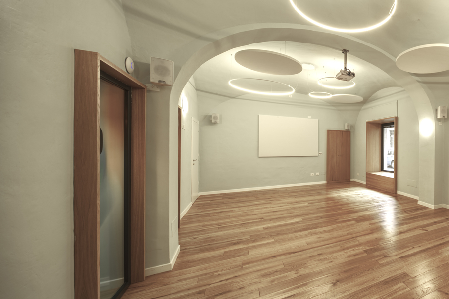 历史建筑中的现代转型 | 温暖木质的多功能空间-2