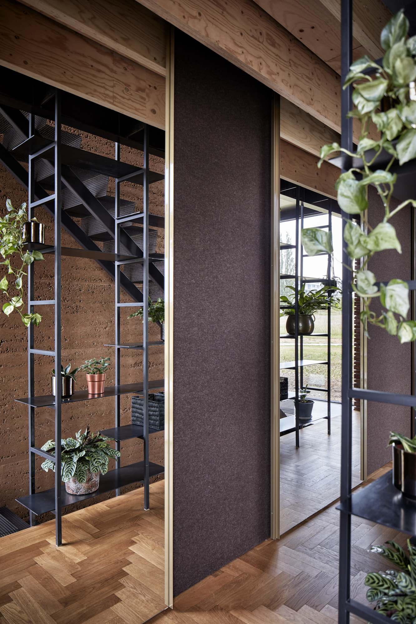 比利时 Tienen 的圆形砖房 | 40 厘米厚 15 米高的夯土墙-22