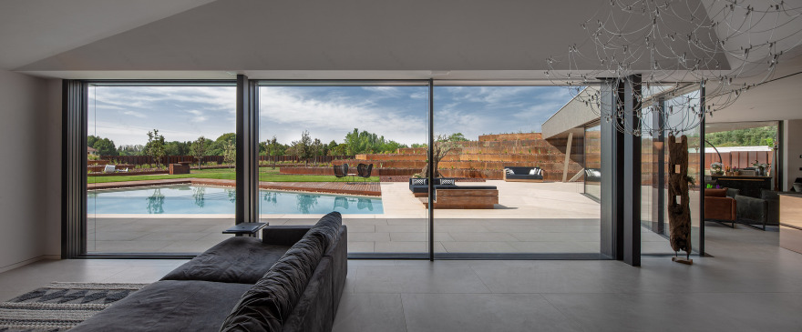 单层别墅融入环境,呈现现代豪华生态设计-11