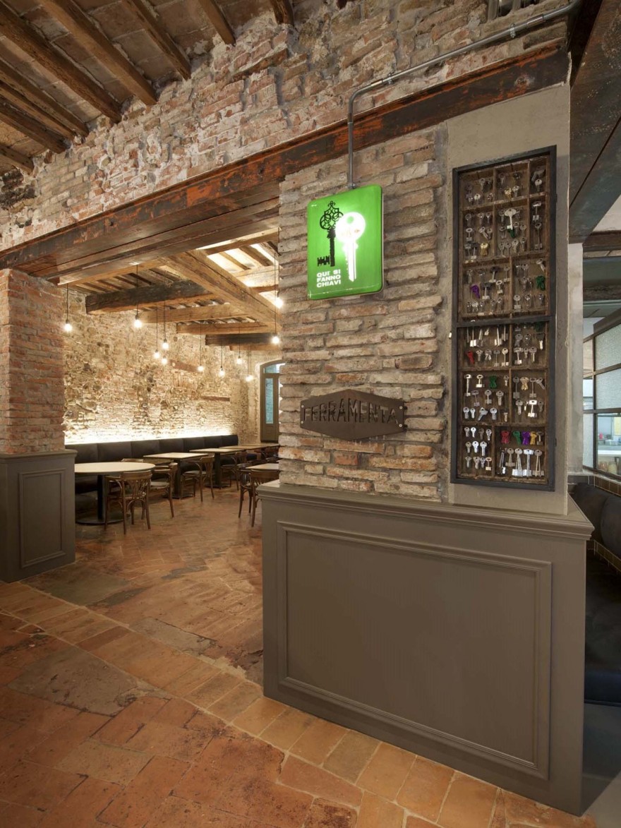 乡村铁器店变身优雅餐厅,传统工艺与美食的完美融合-10