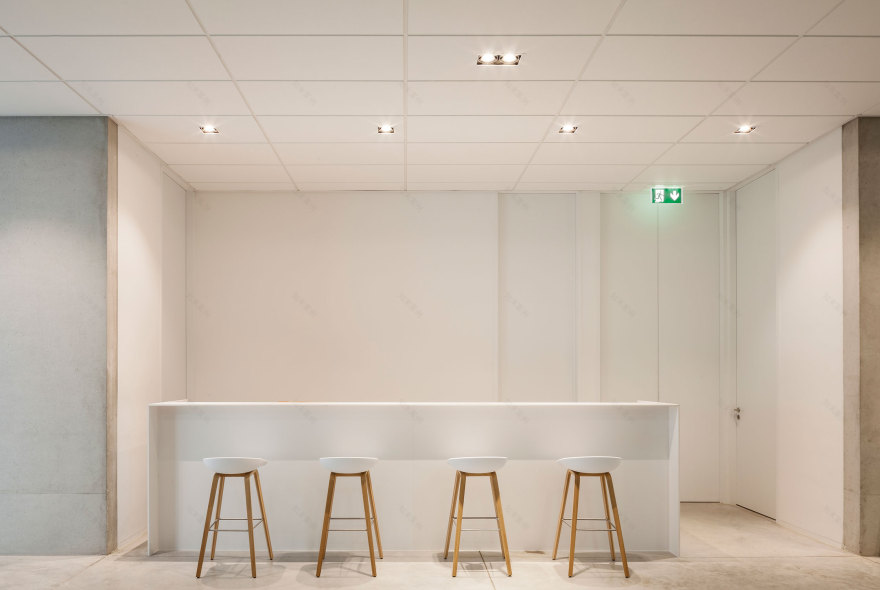 悬浮工业风总部大楼,展现现代办公空间魅力-3