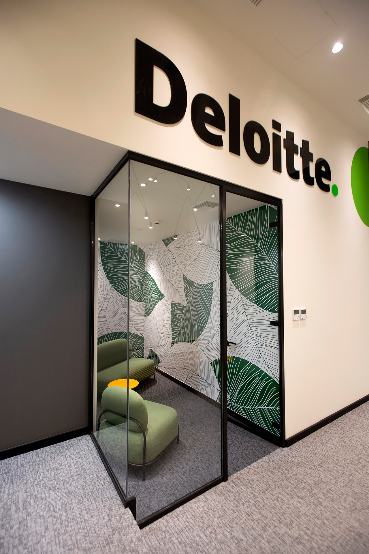 Deloitte 总部办公室翻新 设计融入品牌形象-1