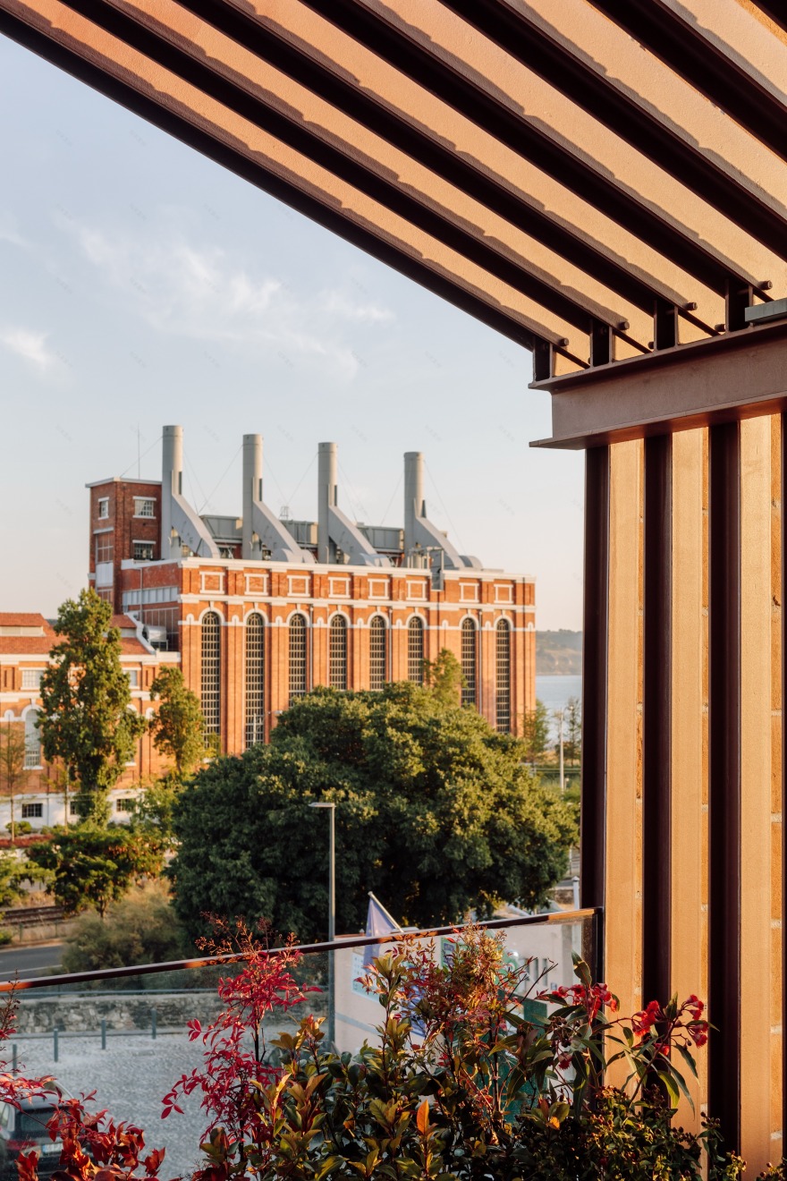 葡萄牙里斯本 Altinho 别墅,融合住宅与仓库特色的现代设计-14