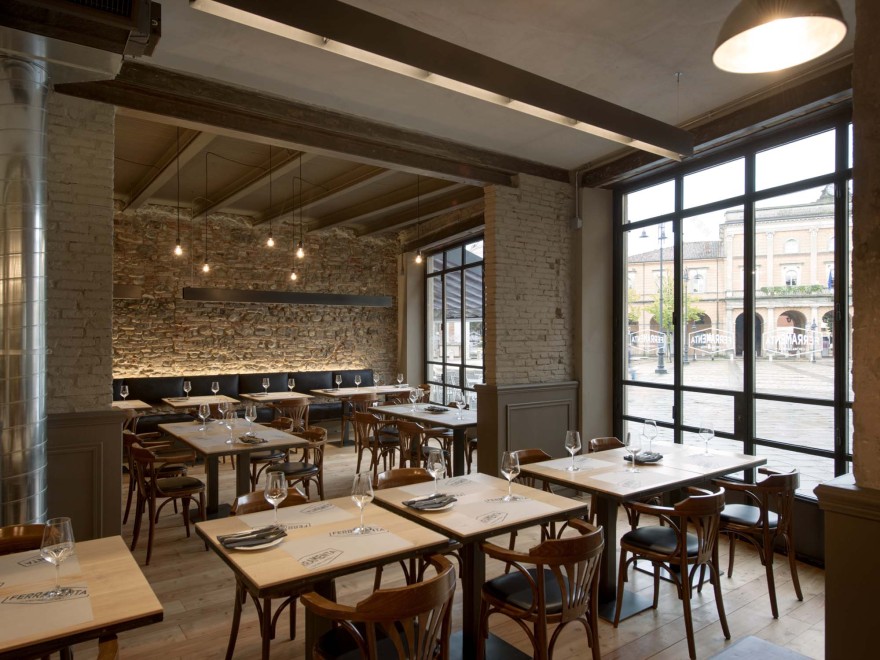 乡村铁器店变身优雅餐厅,传统工艺与美食的完美融合-2