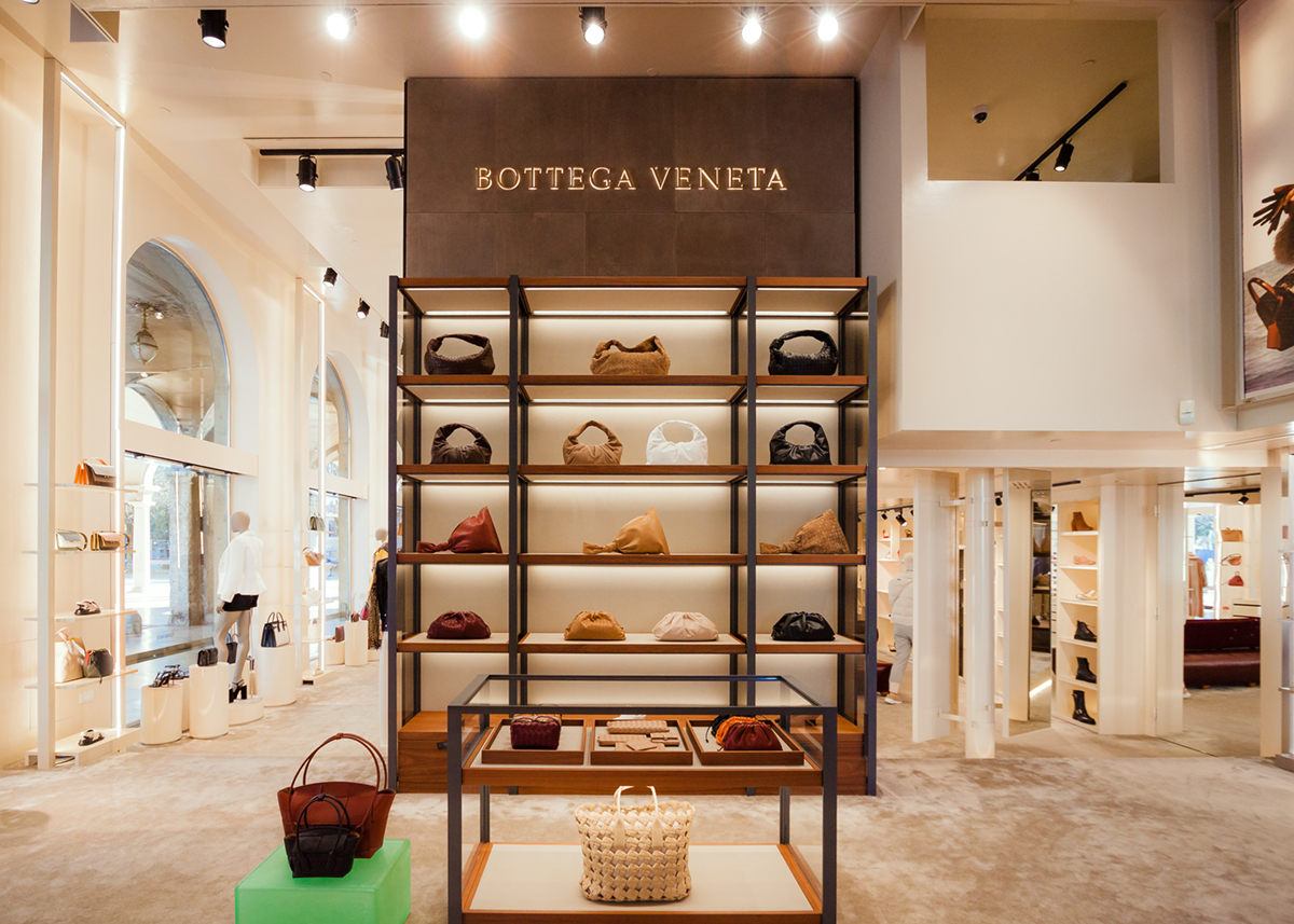 柔美粉色调,颠覆传统设计的奢华商店-11