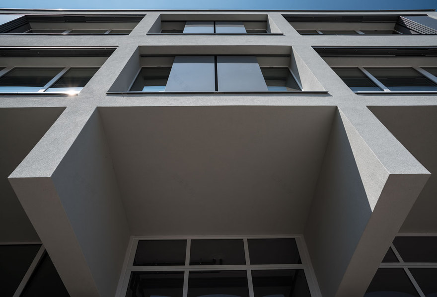 瑞士卢加诺湖畔别墅改建,金属质感与优雅湖景的完美融合-7