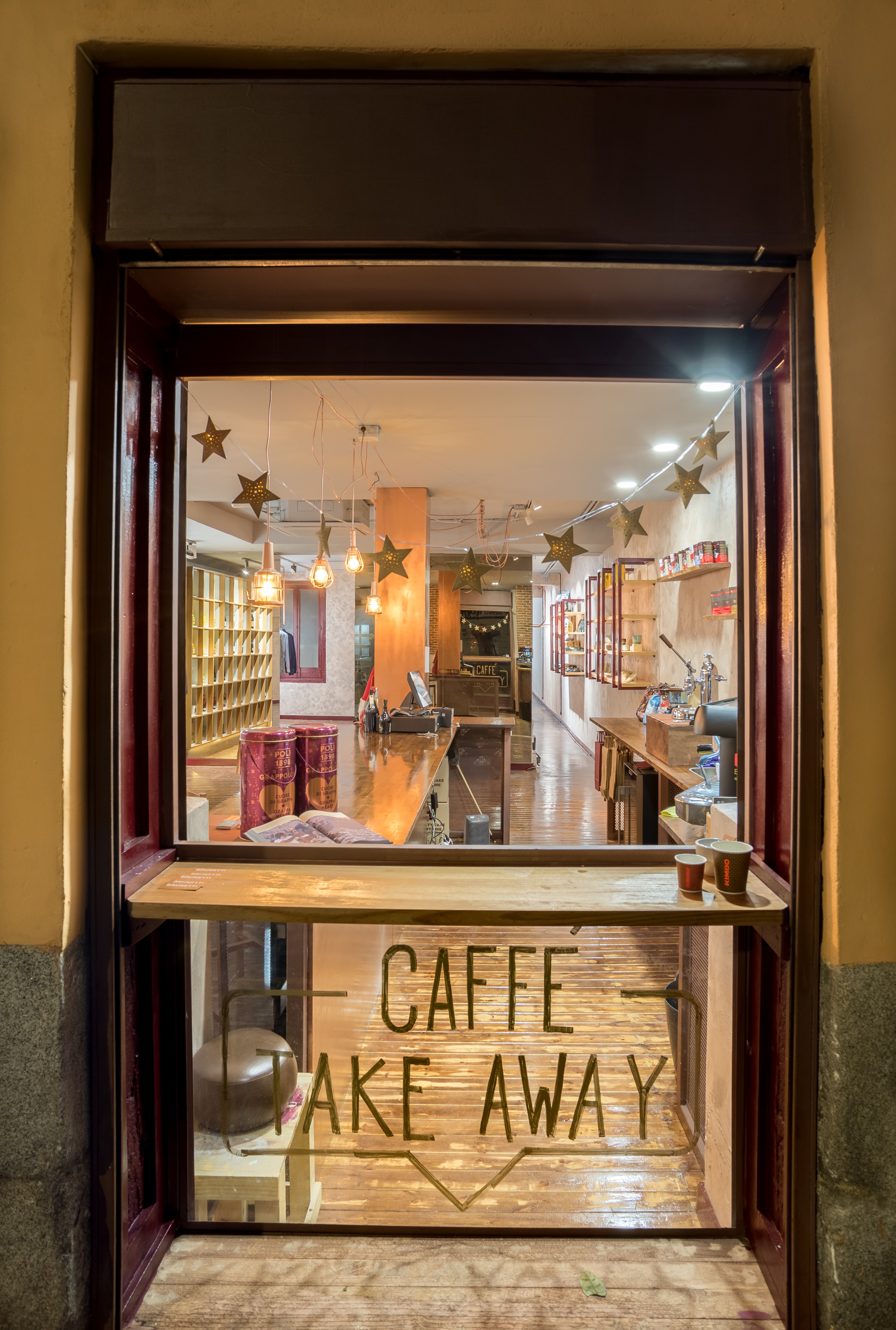 意大利风情 Brunetti 咖啡店,融合纺织与咖啡文化-9