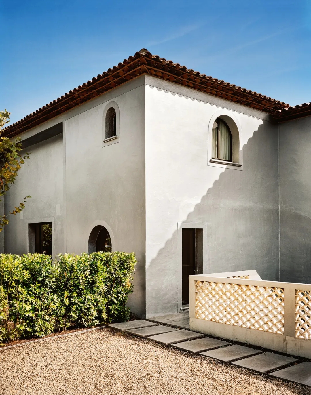 India Mahdavi 打造现代普罗旺斯风 | 银色别墅闪耀地中海魅力-2