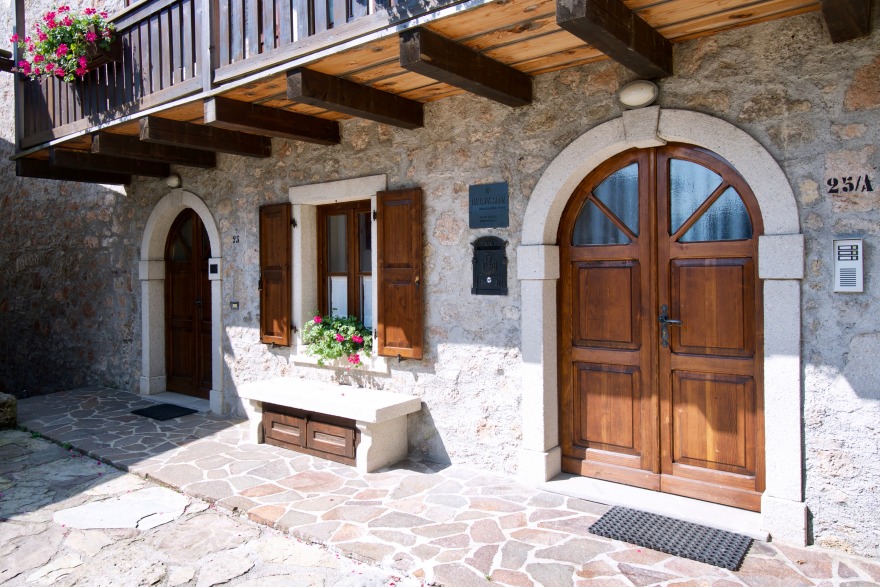 意大利山区百年老屋的现代情感空间-13