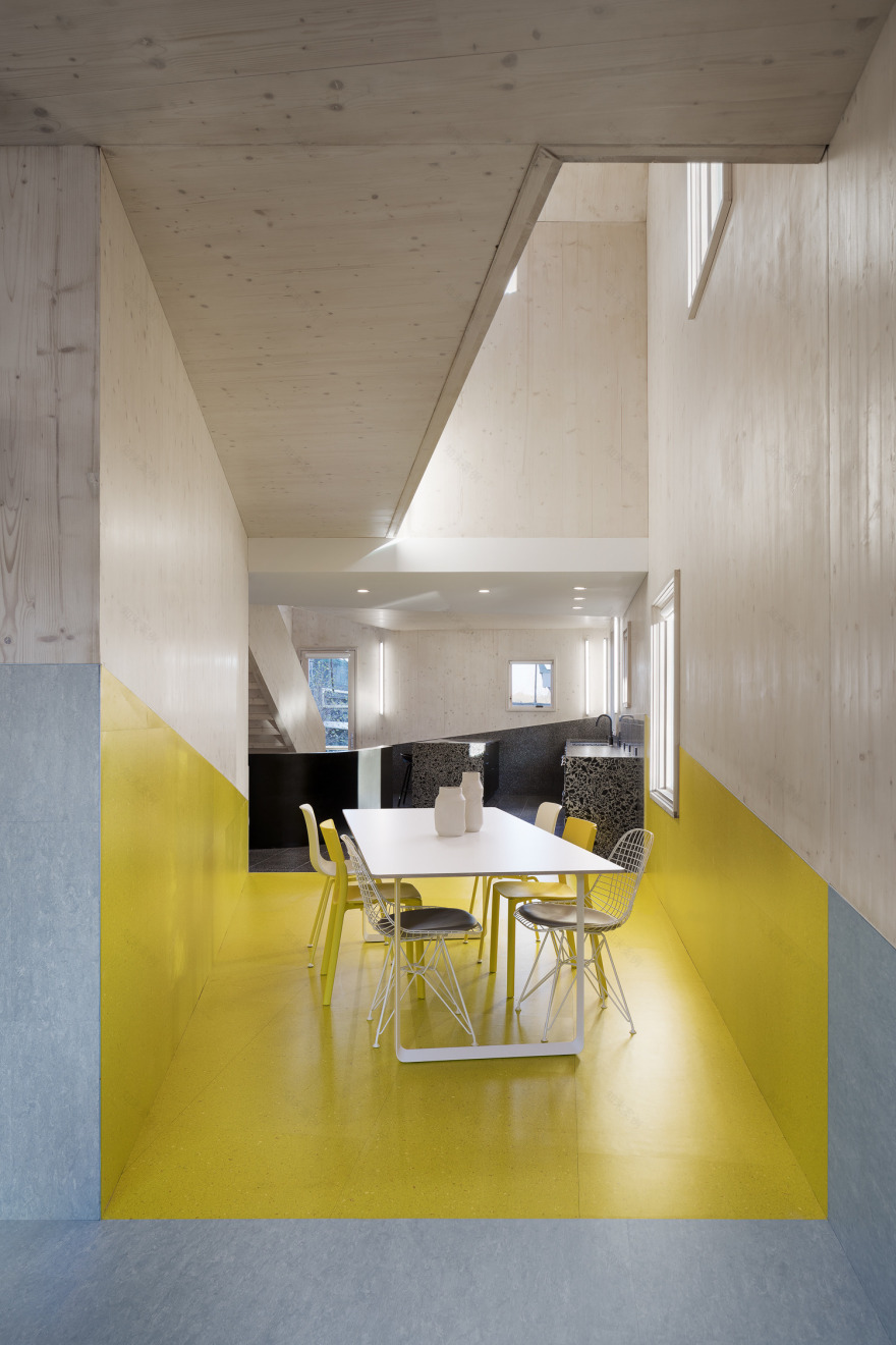 颠覆传统的木质别墅设计-9