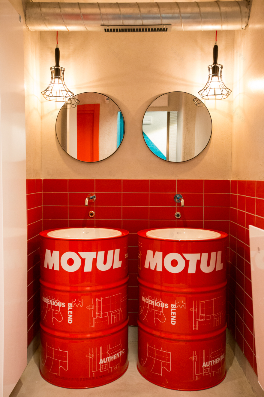 AutoCar & Paddockafe 新颖室内设计,打造一站式汽车装备购物体验-12