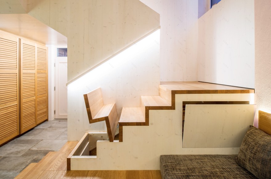 嵌入山体的太阳能光伏木屋-3