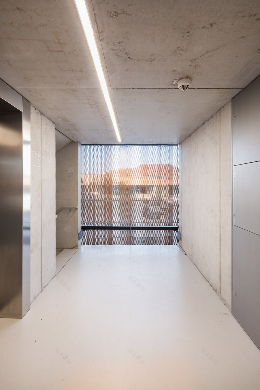 波浪金属立面,营造光影交织的立体停车场-14