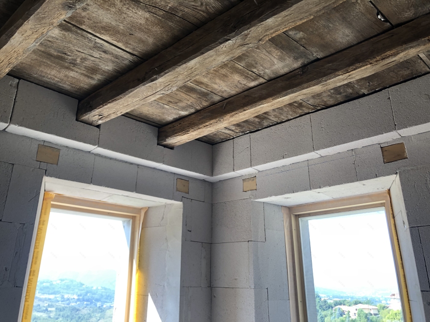 打造十六世纪宫殿的现代 NZEB 家庭住宅-2