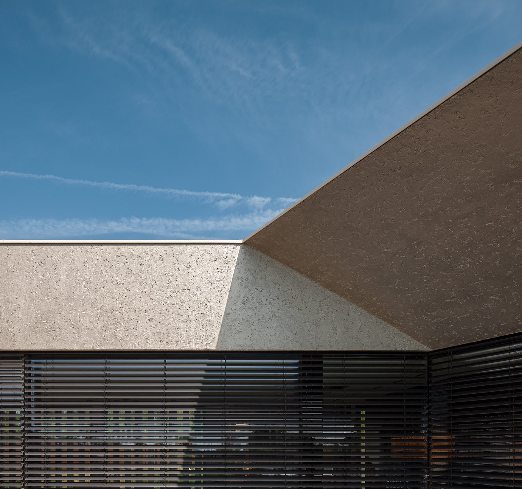 单层别墅融入环境，呈现现代豪华生态设计-6