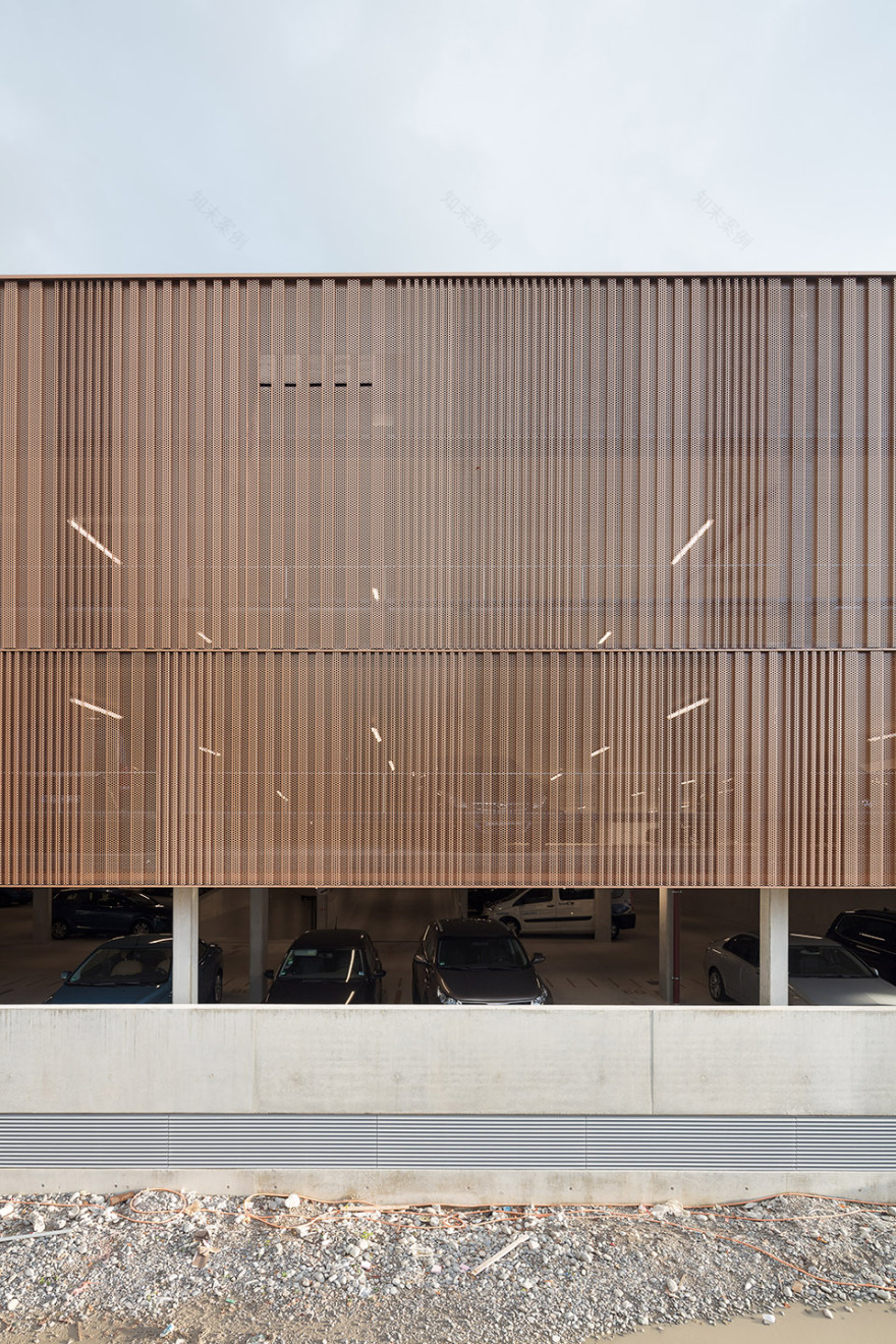 波浪金属立面,营造光影交织的立体停车场-8