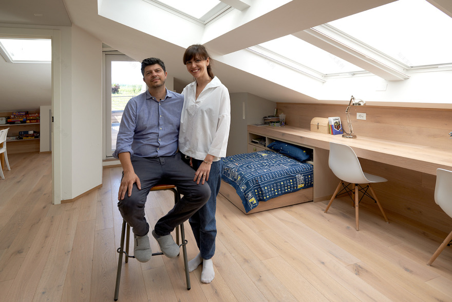 意式公寓顶层翻新,自然光与人工光交融打造温馨生活空间-17