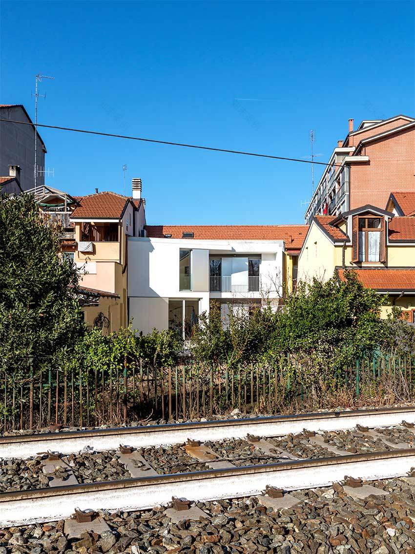 繁忙街道旁的"Masa House"现代别墅-17